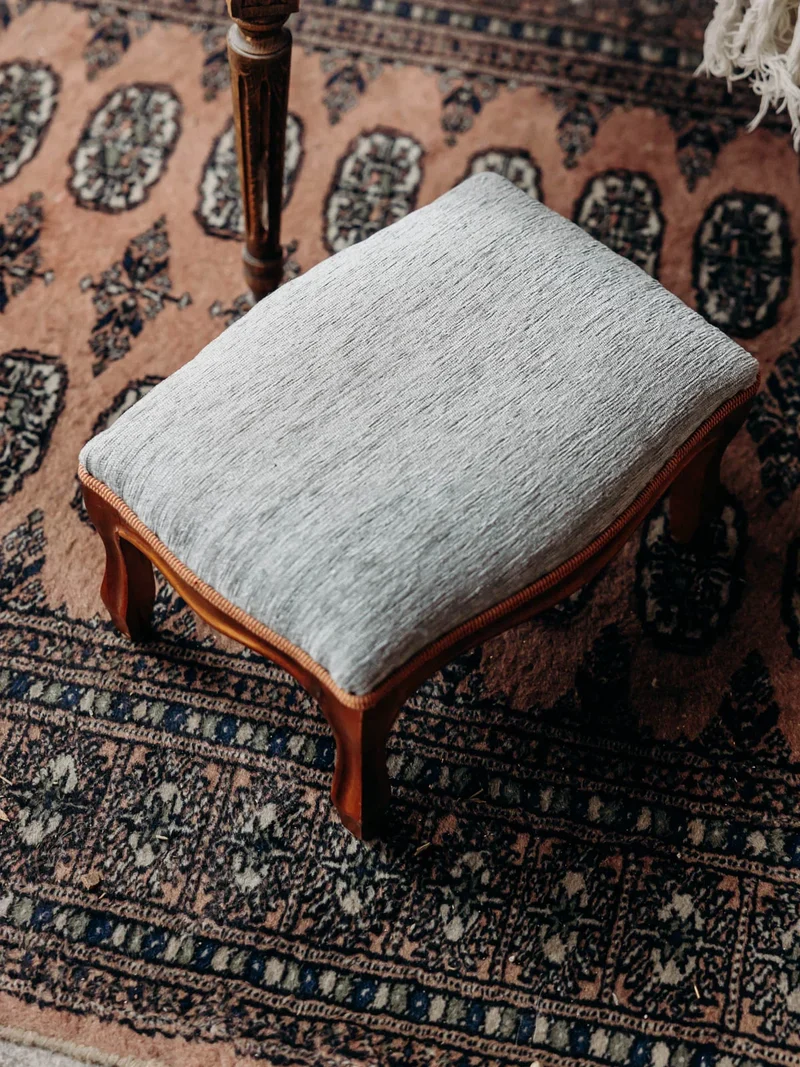 Regis, le repose-pied en bois et tissu N°717
