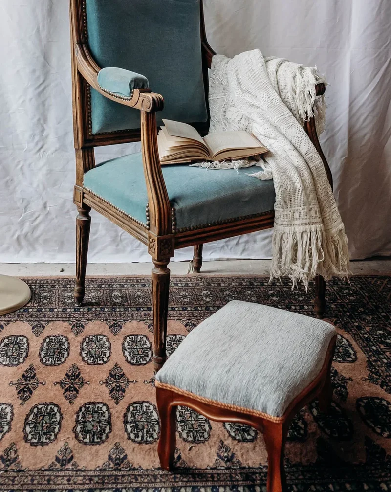 Regis, le repose-pied en bois et tissu N°717