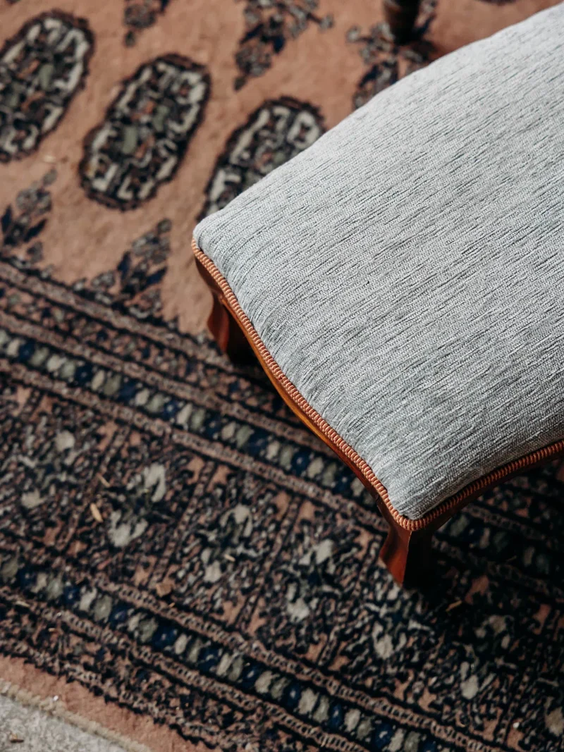 Regis, le repose-pied en bois et tissu N°717
