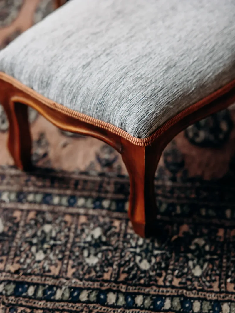 Regis, le repose-pied en bois et tissu N°717