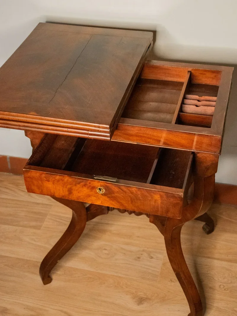 Francine, la table de jeux en bois N°524