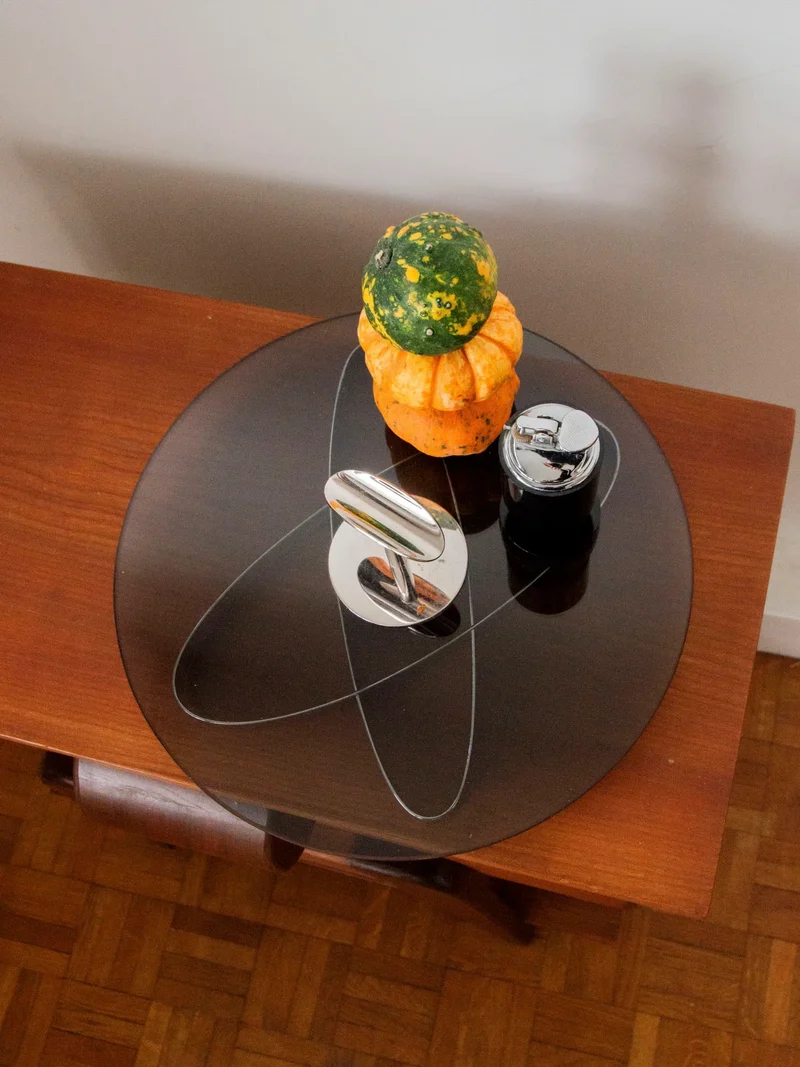 Marcel, le plateau rond en verre fumé N°118