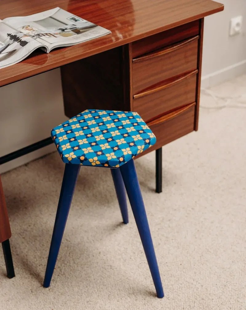 Axel, le tabouret bleu klein N°535
