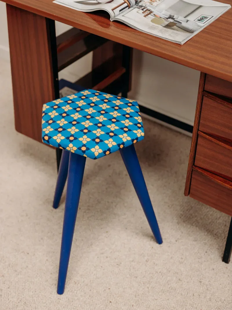 Axel, le tabouret bleu klein N°535