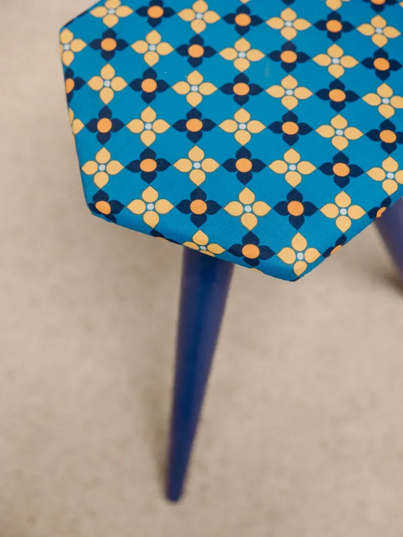 Axel, le tabouret bleu klein N°535