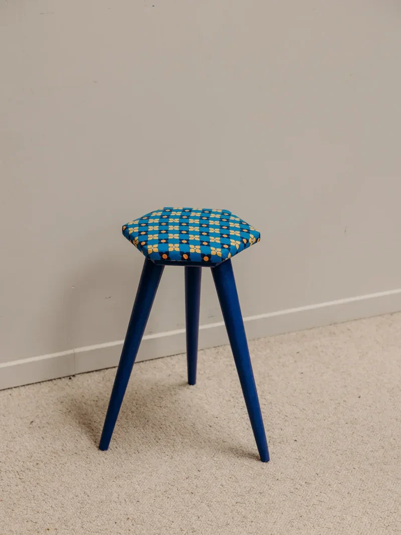 Axel, le tabouret bleu klein N°535