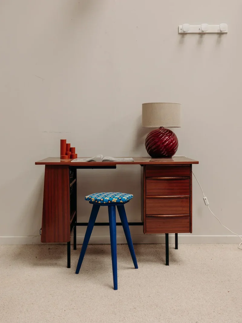 Axel, le tabouret bleu klein N°535