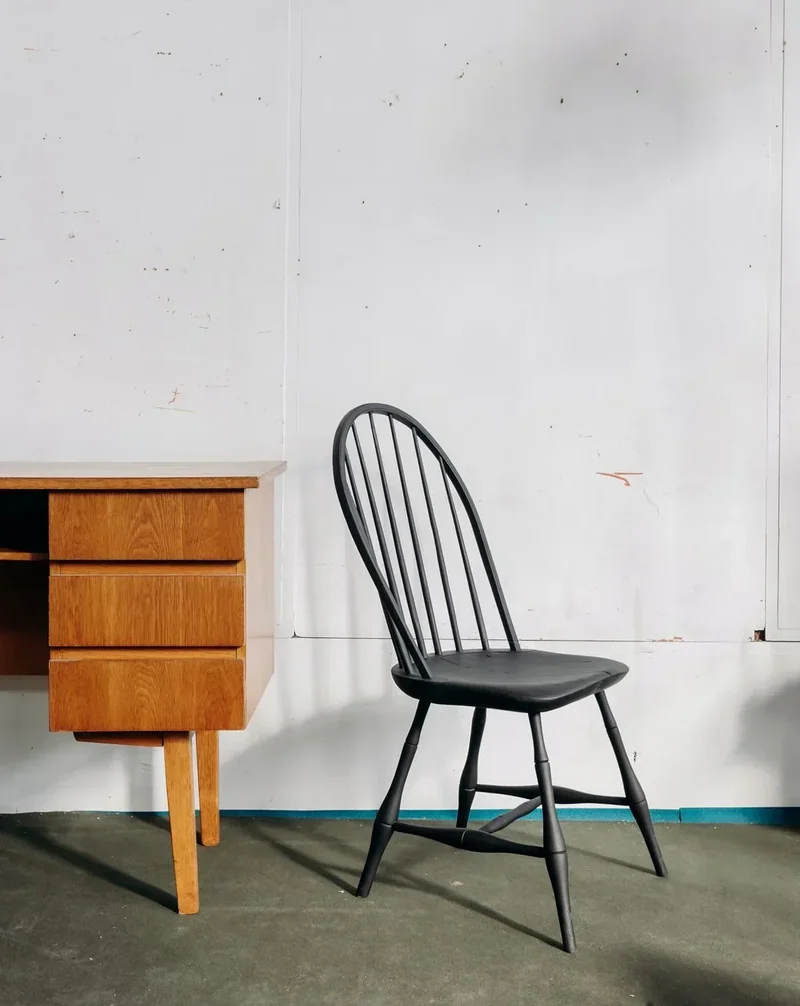 Alma, la chaise noire en bois N°921
