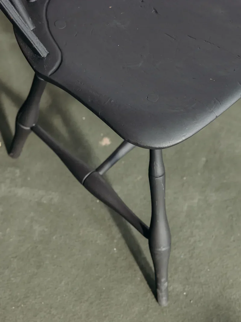 Alma, la chaise noire en bois N°921