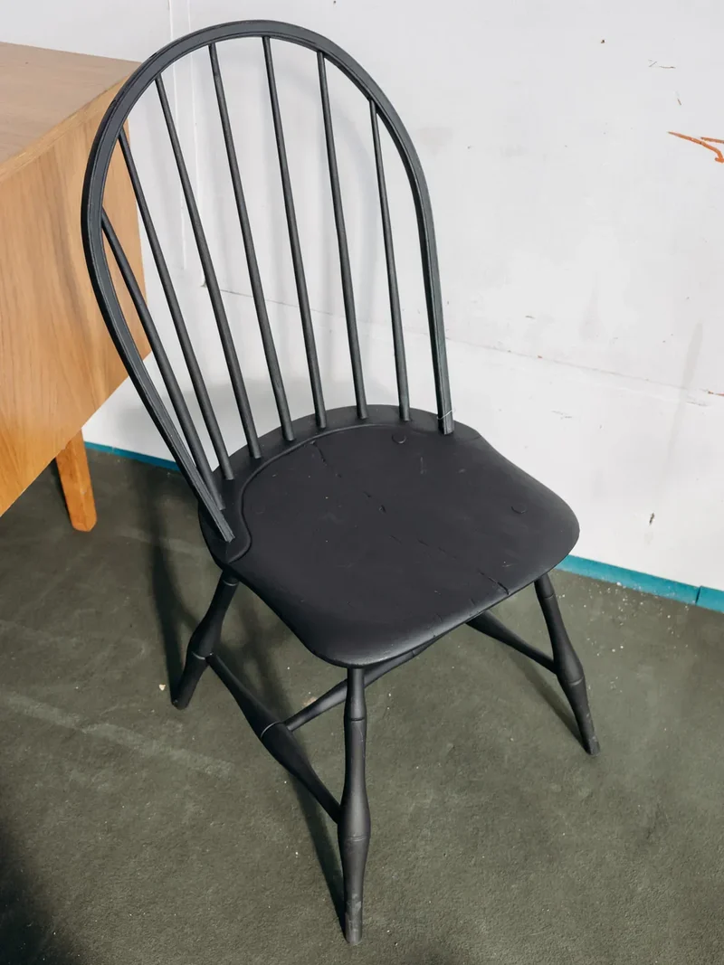 Alma, la chaise noire en bois N°921