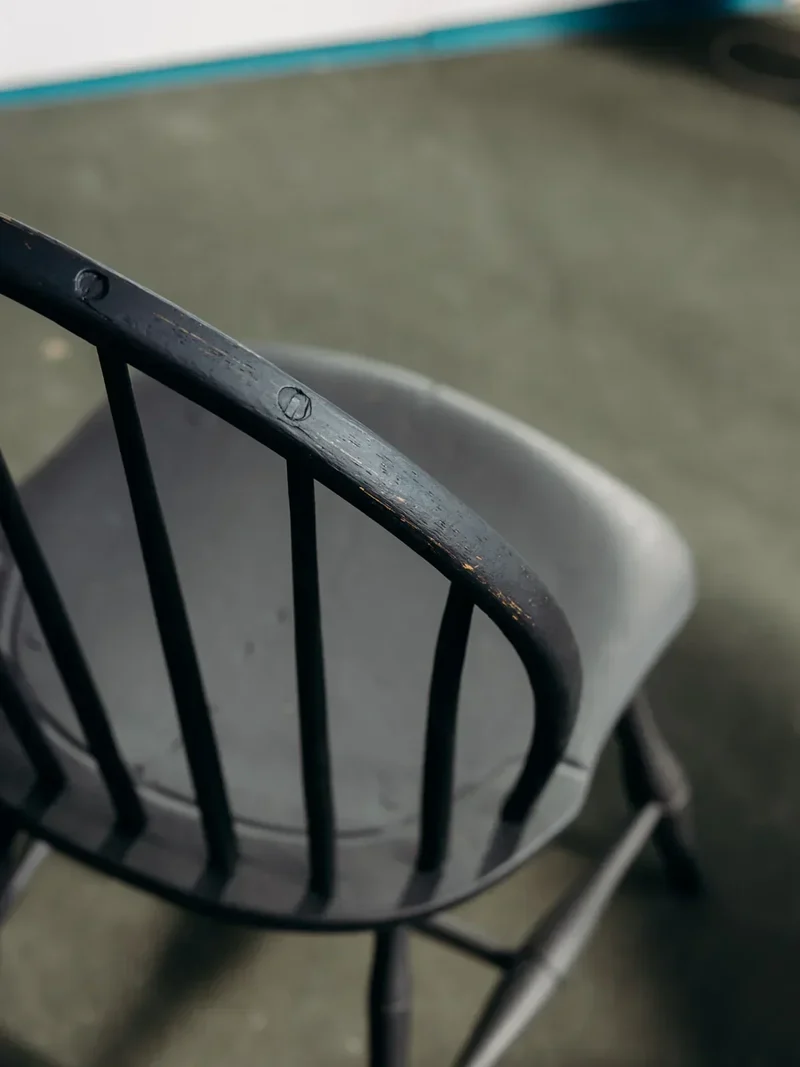 Alma, la chaise noire en bois N°921