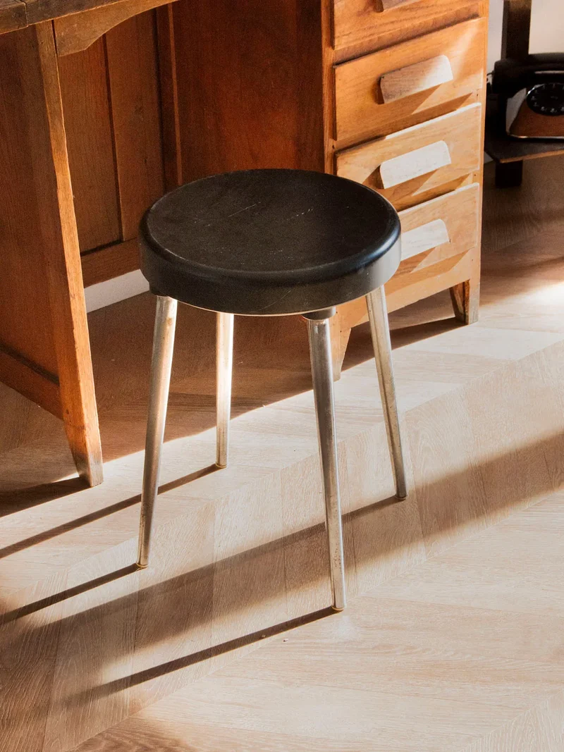 Axel, le tabouret rond en bakélite N°525