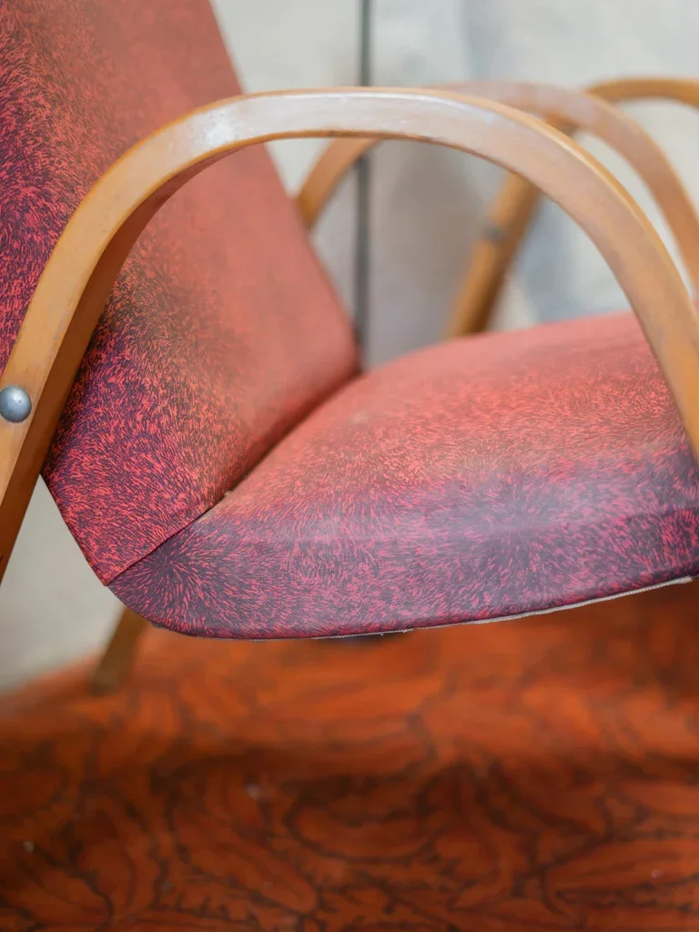 Jakob, le fauteuil en tissu rouge N°599