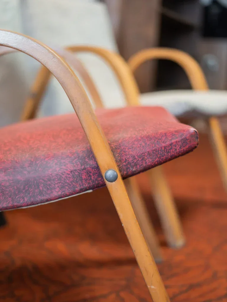 Jakob, le fauteuil en tissu rouge N°599