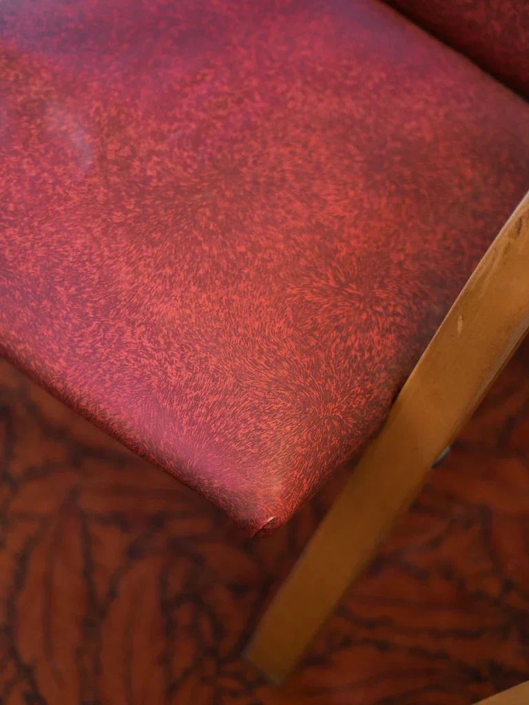 Jakob, le fauteuil en tissu rouge N°599