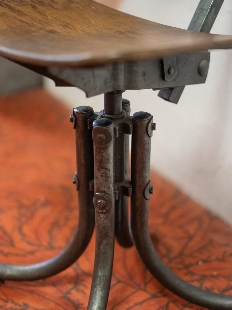 Claude, la chaise d'atelier en bois N°717
