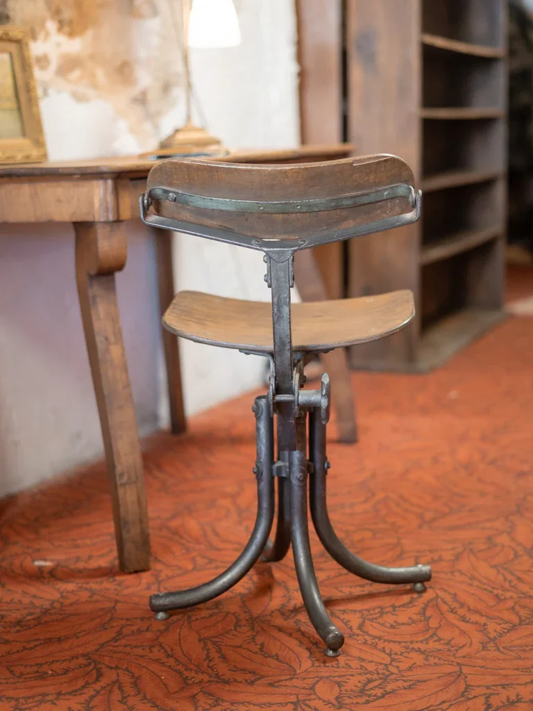 Claude, la chaise d'atelier en bois N°717