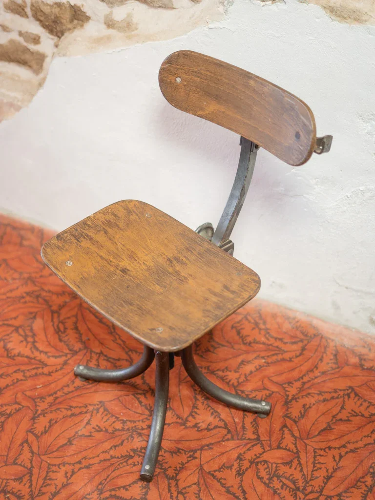 Claude, la chaise d'atelier en bois N°717