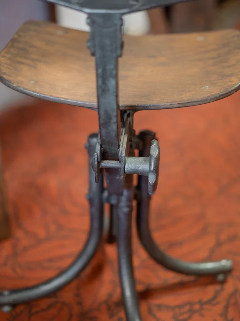 Claude, la chaise d'atelier en bois N°717