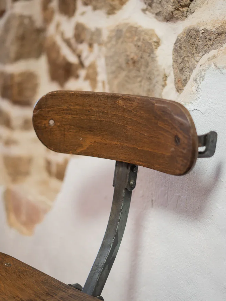 Claude, la chaise d'atelier en bois N°717
