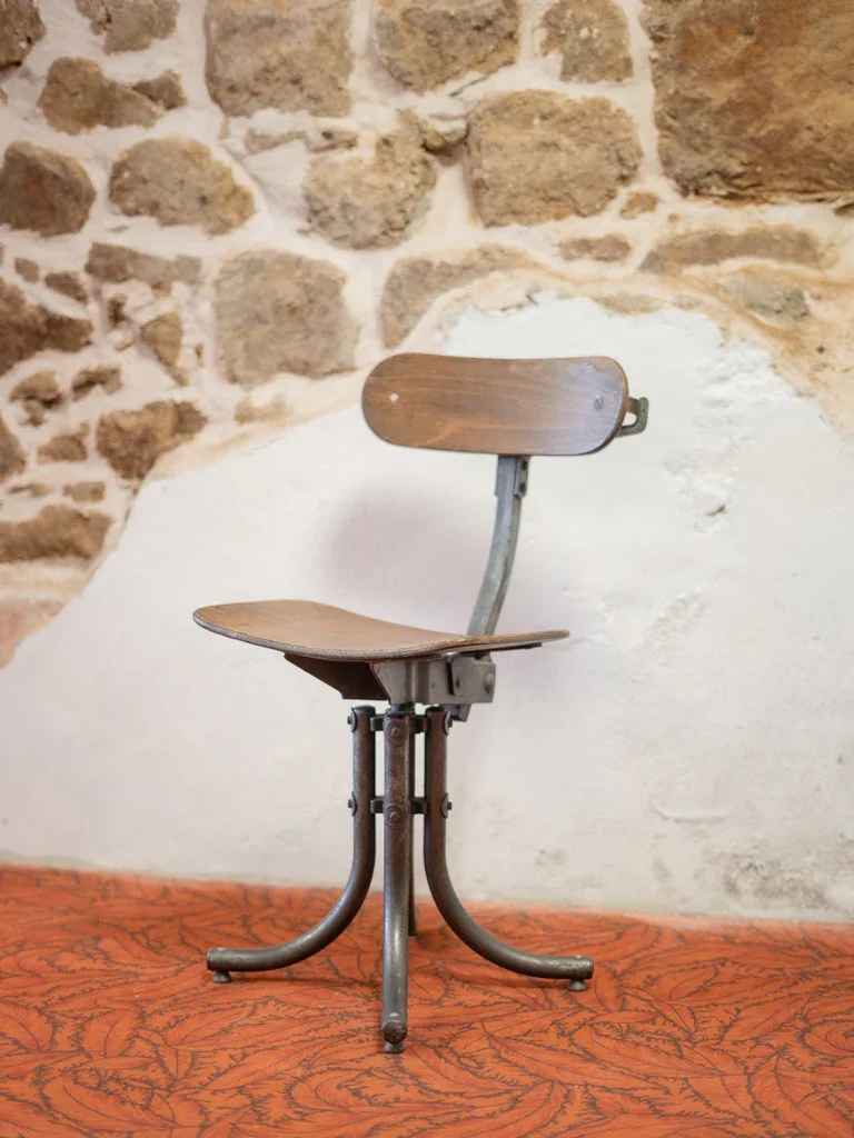 Claude, la chaise d'atelier en bois N°717