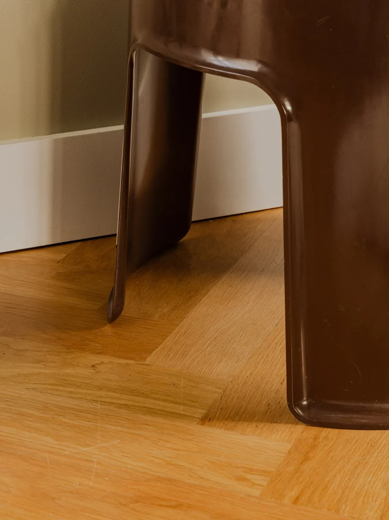 Axel, le tabouret en plastique marron N°532