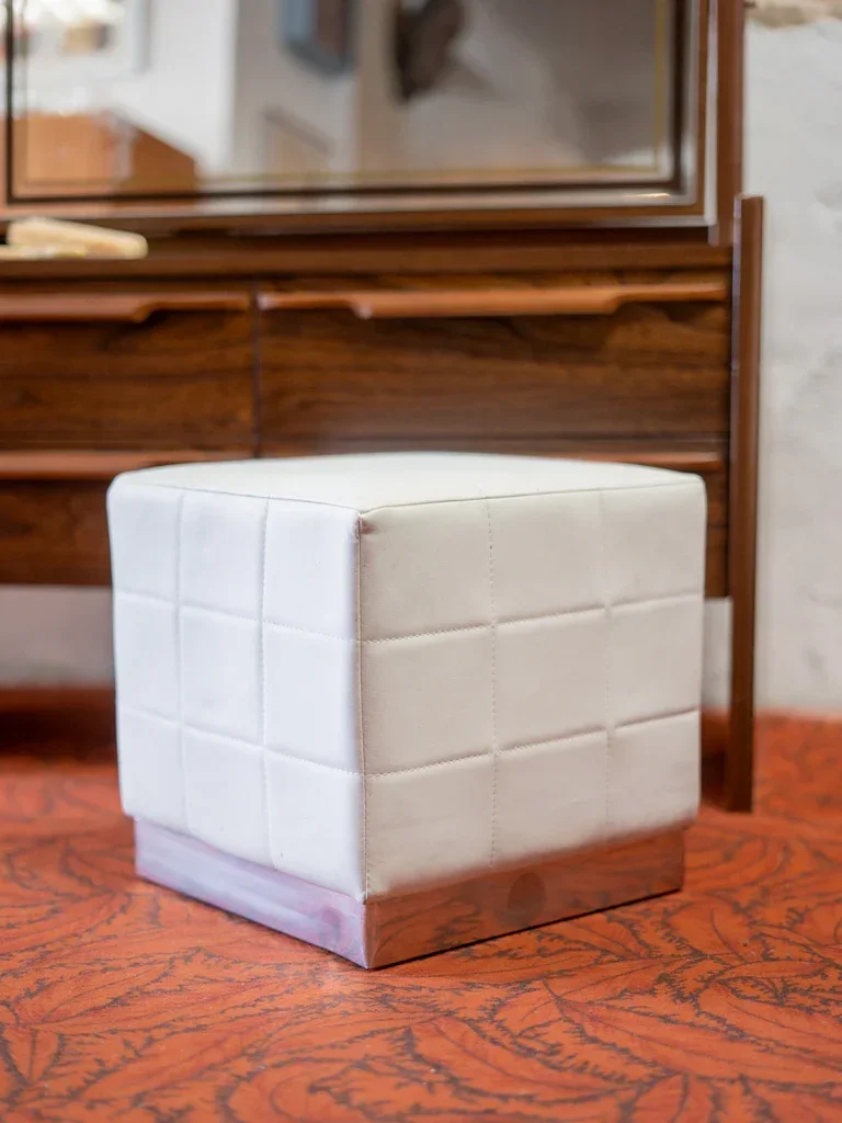 Jean-Philippe, le pouf en simili cuir N°63