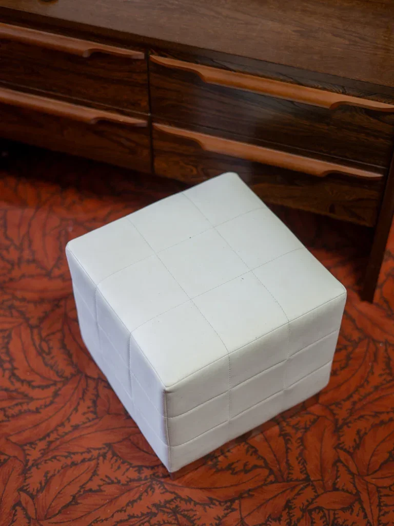 Jean-Philippe, le pouf en simili cuir N°63