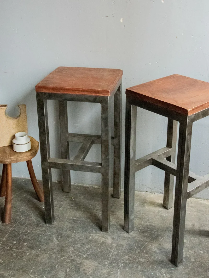 Pierre, la paire de tabourets de bar en métal N°17
