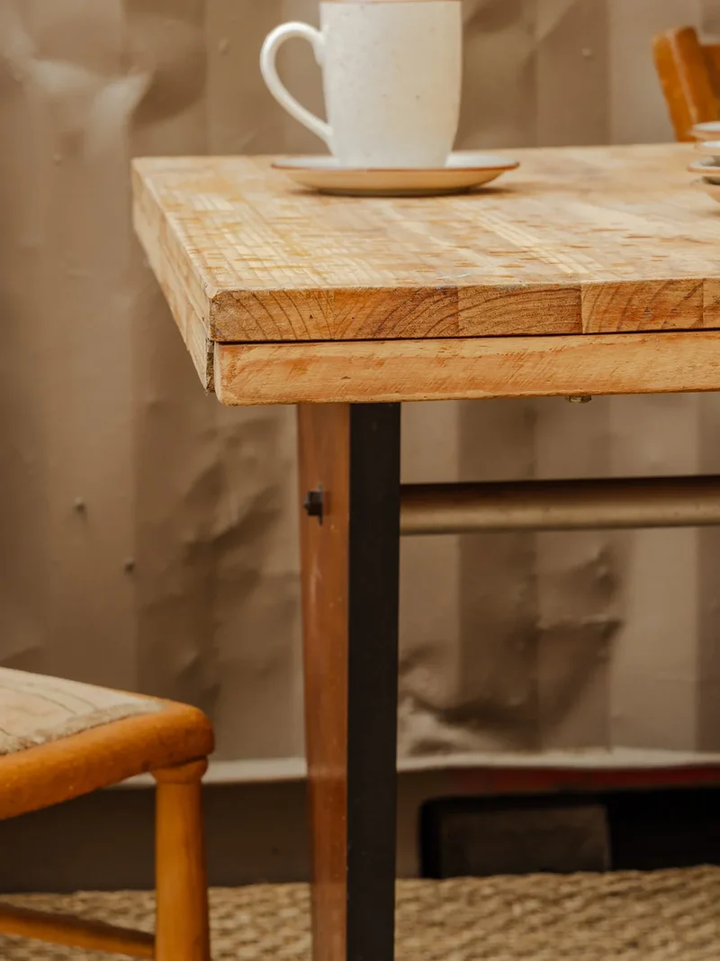 Denise, la table bistro en bois N°45
