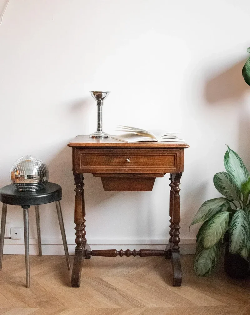 Louise, la coiffeuse en bois N°185