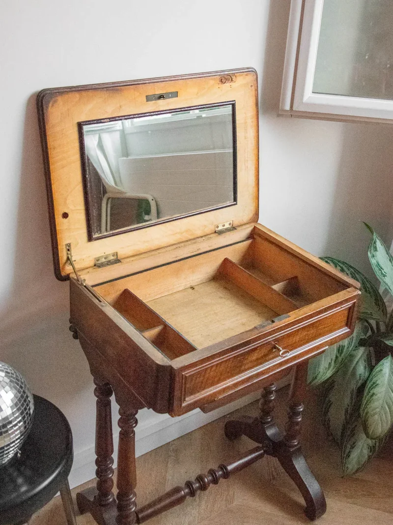 Louise, la coiffeuse en bois N°185