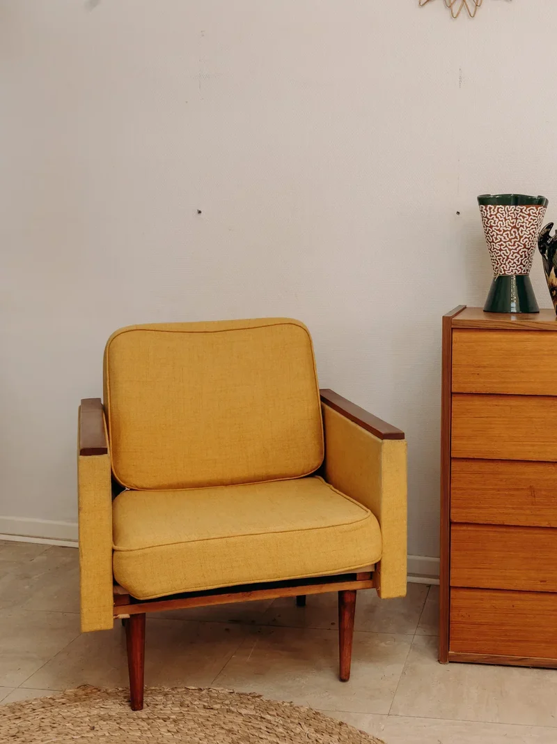 Jakob, le fauteuil en tissu jaune N°648