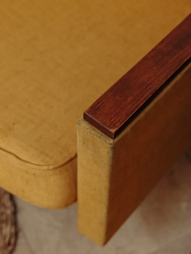Jakob, le fauteuil en tissu jaune N°648