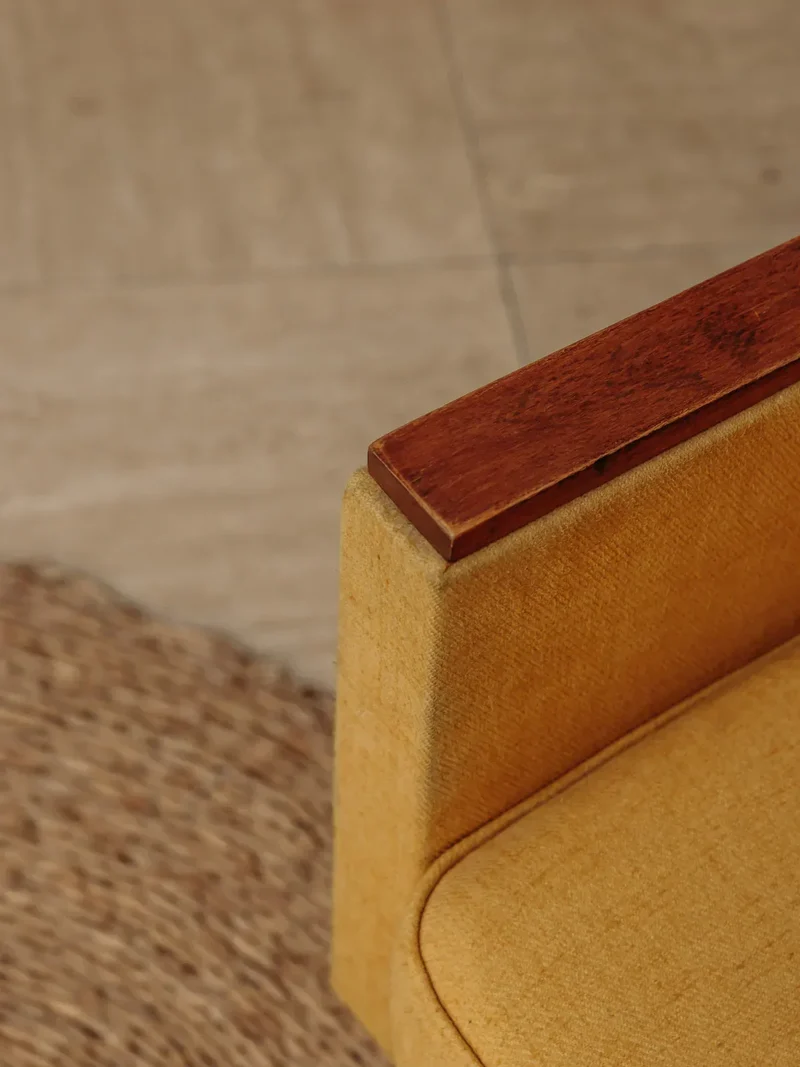 Jakob, le fauteuil en tissu jaune N°648