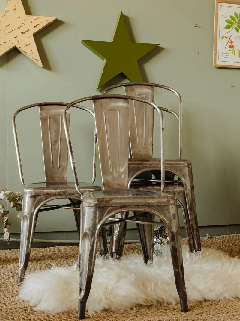 Alma, la chaise en métal N°879