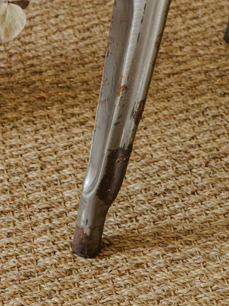 Alma, la chaise en métal N°879