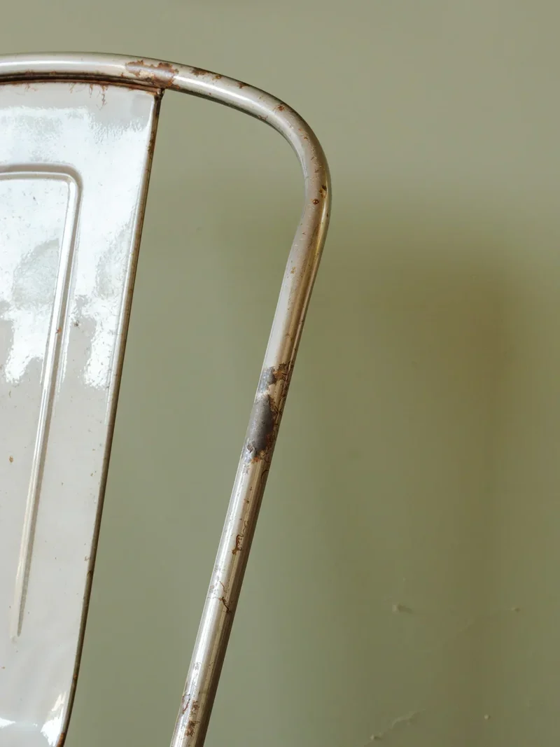 Alma, la chaise en métal N°879