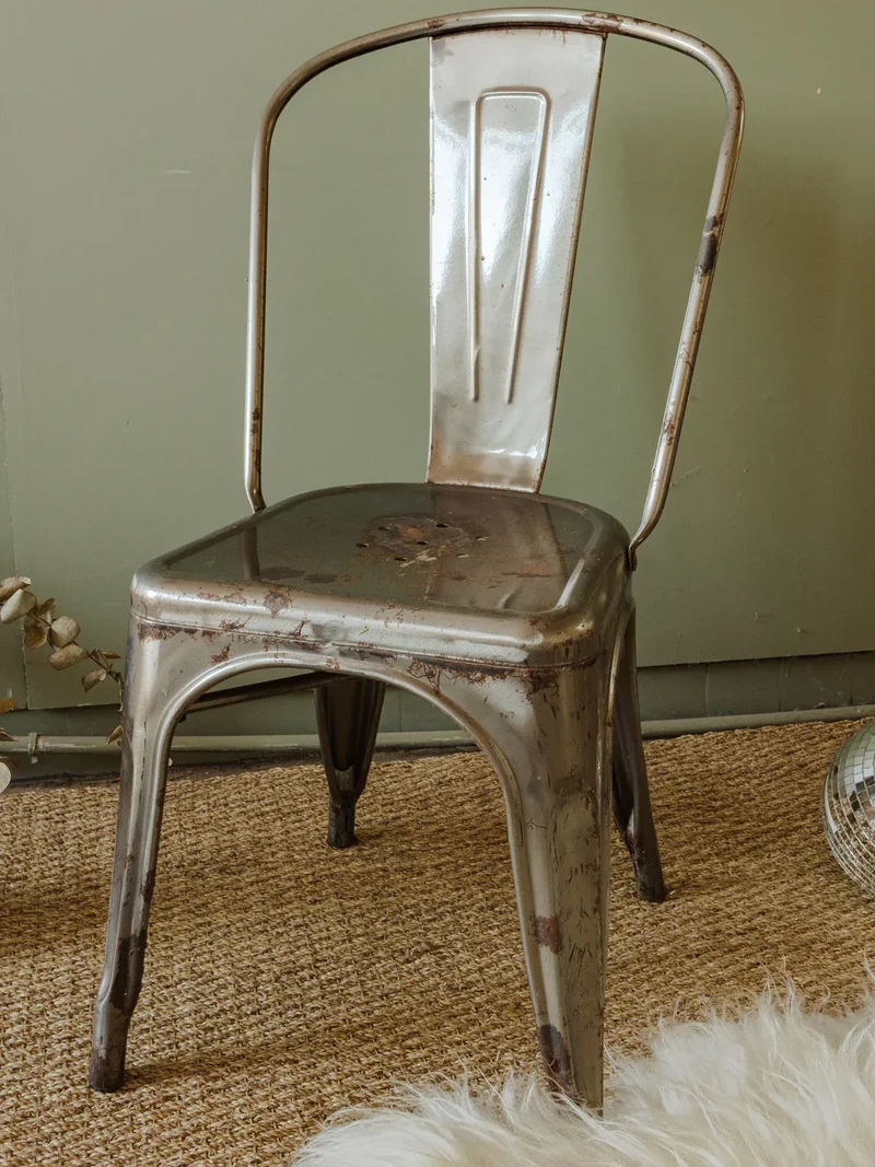 Alma, la chaise en métal N°879