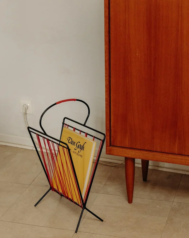 Marius, le porte-revues rouge en métal N°198