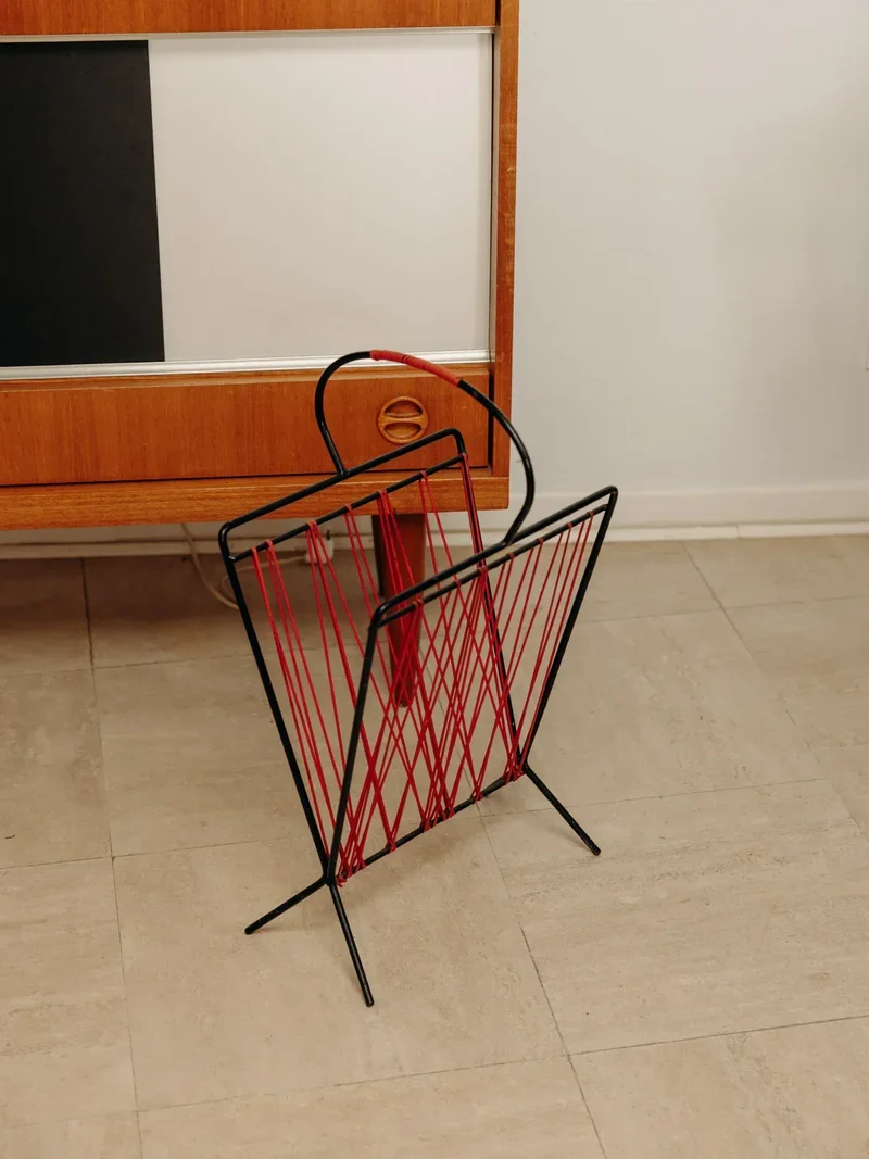 Marius, le porte-revues rouge en métal N°198