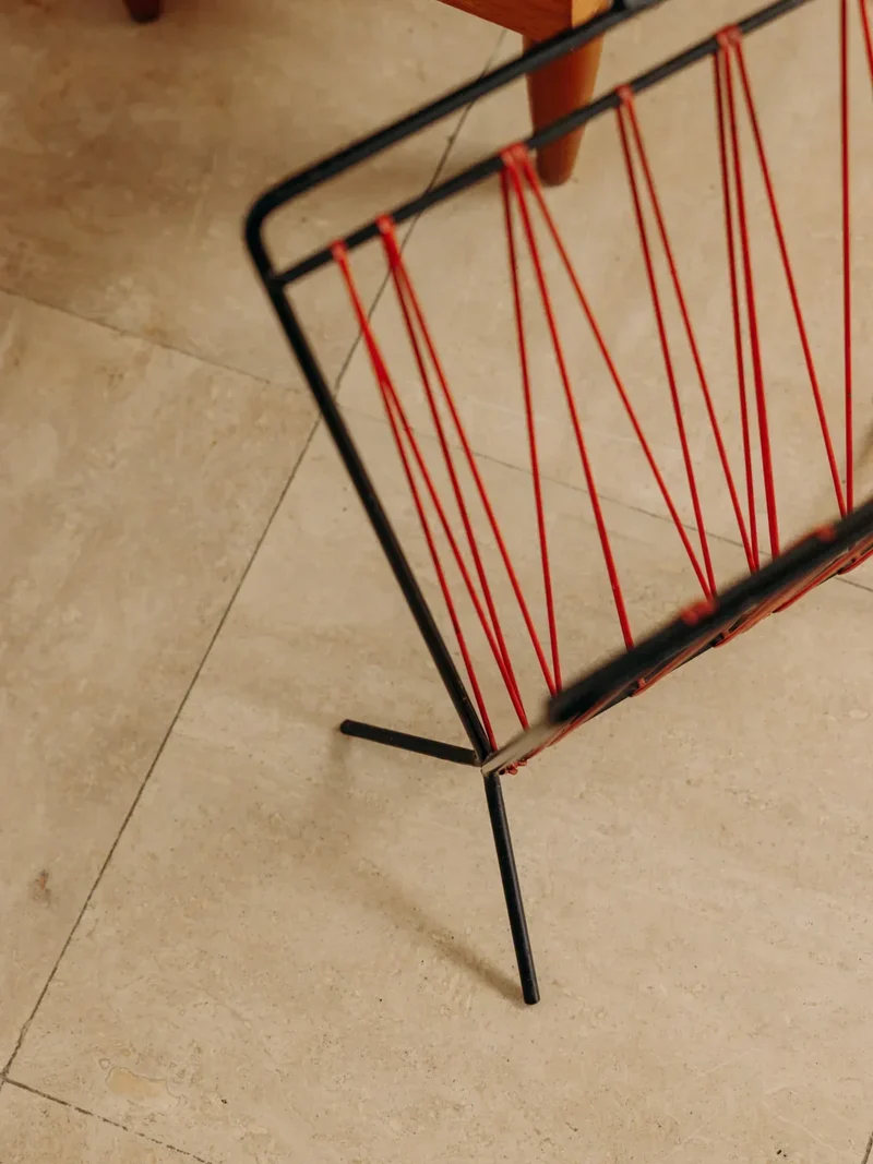 Marius, le porte-revues rouge en métal N°198