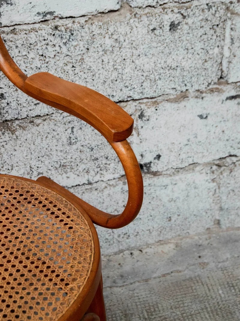 Ernest, le fauteuil canné en bois N°588