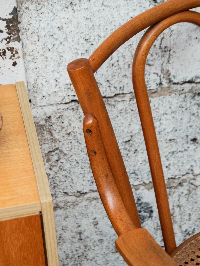 Ernest, le fauteuil canné en bois N°588