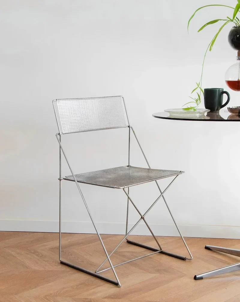 Alma, la chaise en acier chromé N°837