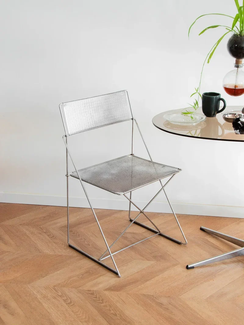 Alma, la chaise en acier chromé N°837