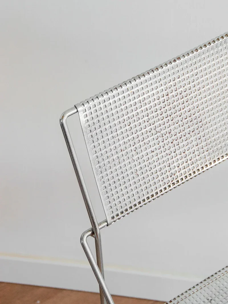 Alma, la chaise en acier chromé N°837