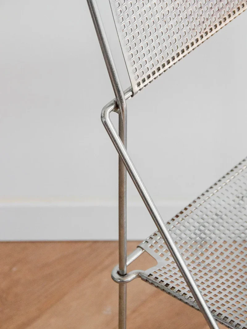 Alma, la chaise en acier chromé N°837