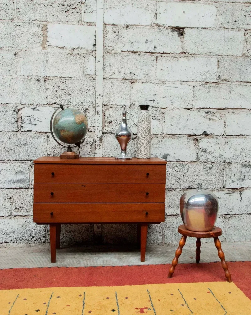 Olga, la commode en bois foncé N°284