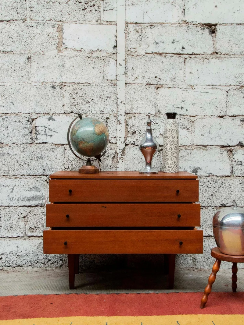 Olga, la commode en bois foncé N°284